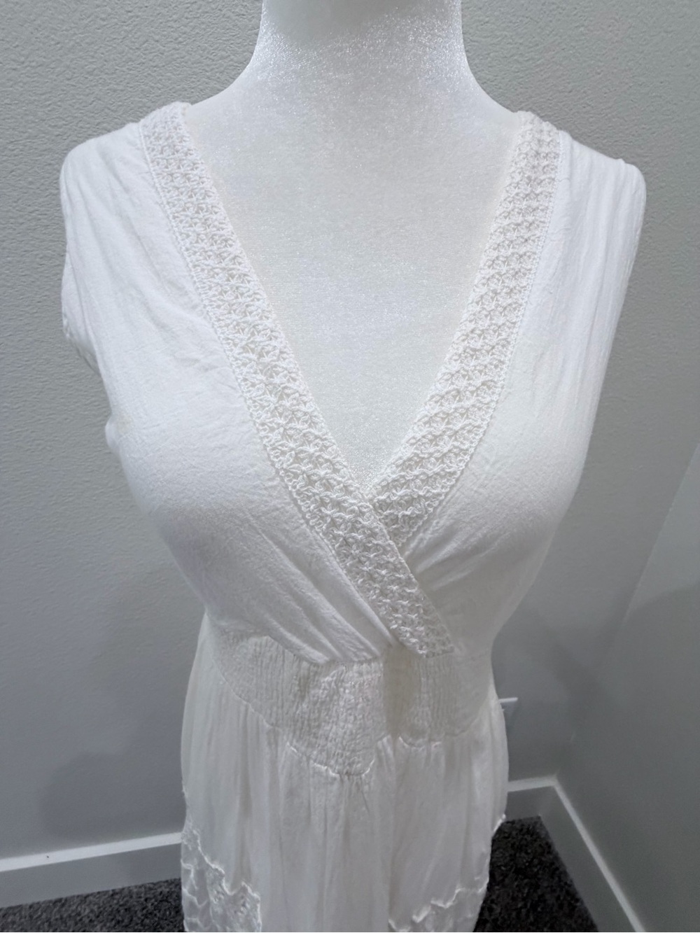 Sleeveless White Maxi Dress with Lace Panels - Picture 7 of 8